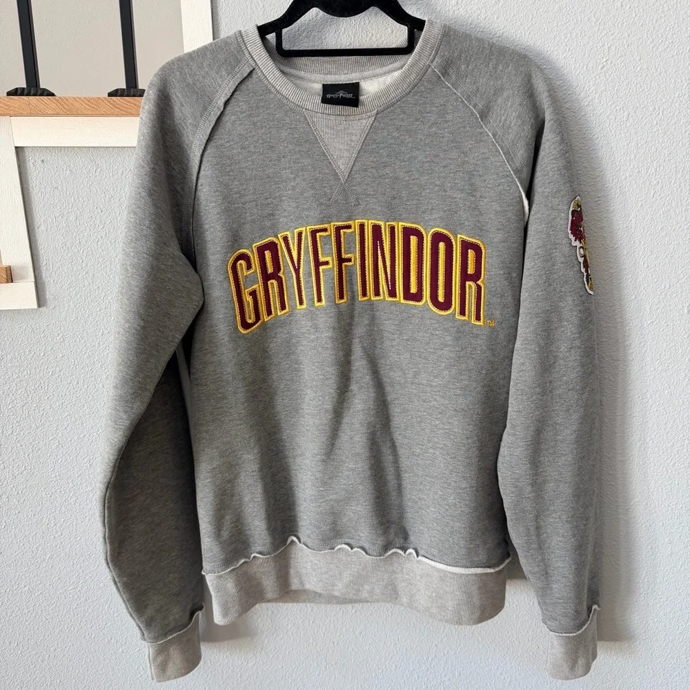 Warner Bros. Gray Crewneck Sweatshirt with Gold & Red Gryffindor Logo - Picture 1 of 8